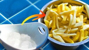 Perché dobbiamo sciacquare le patate prima di friggerle – la risposta