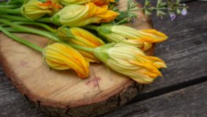 Fiori di zucca, fai attenzione a pulirli: sono molto delicati, si romperanno se non fai in questo modo