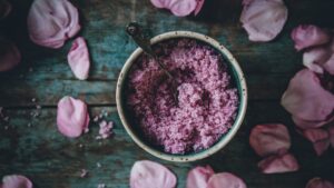 Come preparare lo zucchero aromatizzato alla Rosa Damascena, la regina di tutte le rose: la video ricetta