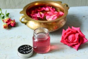 La semplice preparazione dell’acqua di rose in moka