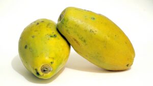 Papaya, caratteristiche, proprietà e utilizzo di un frutto tropicale molto amato da grandi e piccoli