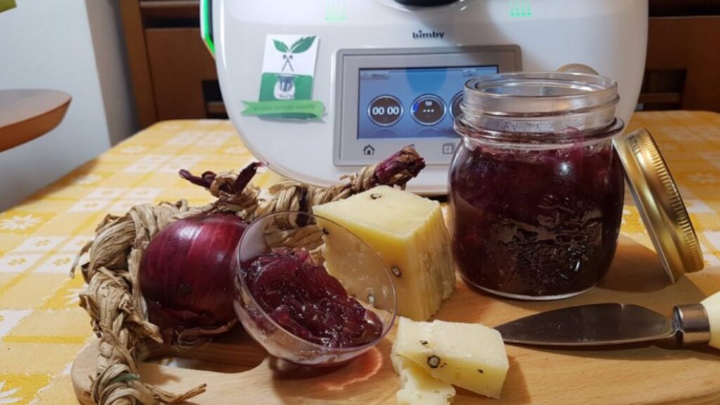 fette di formaggio accompagnate da marmellata nel vasetto