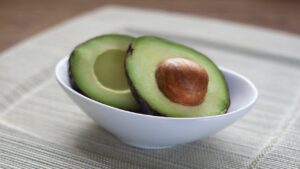 I mille usi dei noccioli di avocado nel giardinaggio