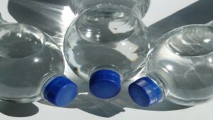 4 usi alternativi delle bottiglie di plastica nel giardinaggio