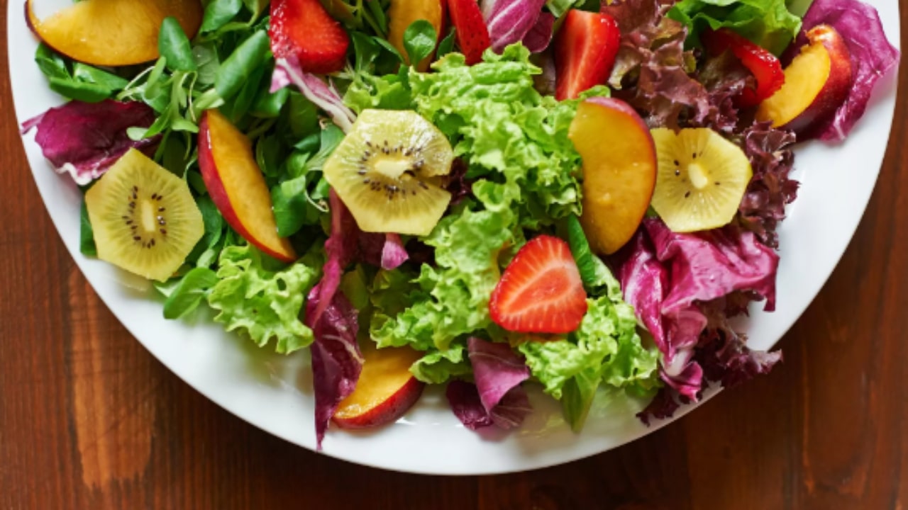 Si può mangiare l'insalata alla sera