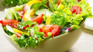 Insalata: è meglio mangiarla a pranzo oppure a cena?