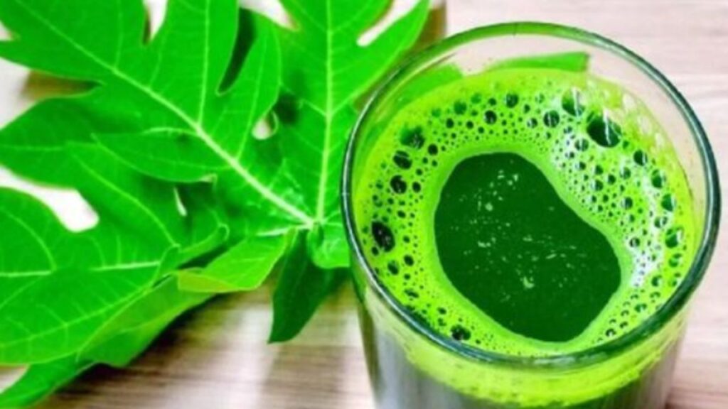 succo verde nel bicchiere