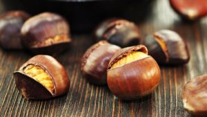 Bucce di castagne: non buttarle! Ecco tre consigli per riutilizzarle