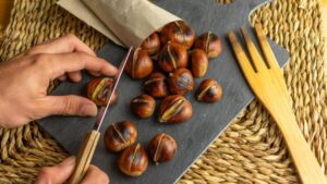 Il metodo infallibile per sbucciare le castagne senza fatica